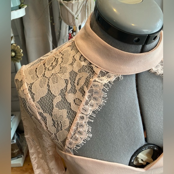 Peach lace bodycon Y2K dress - Picture 4 of 5